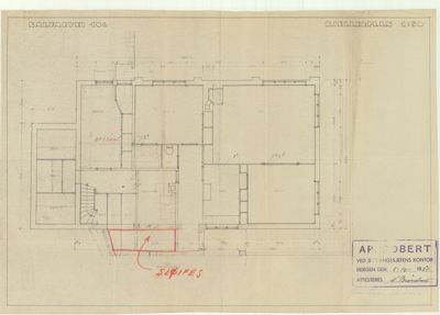 Etasjeplan (etasjeplan 1:50) for en bygning med romfordeling, dører, vinduer og mål. Bildet inneholder også håndskrevne merknader og et stempel.