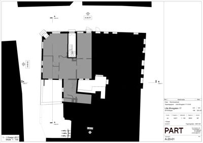 Etasjeplan (1. etasje) som viser romfordeling, vegger, dører, trapp og vinduer.