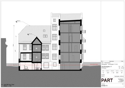 Snittegning som viser bygningens tverrsnitt, høyder, vindusoppsett og grunnforhold.