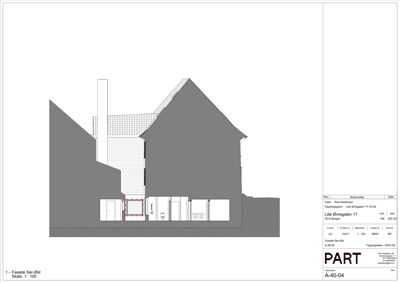 Snittegning som viser bygningens tverrsnitt, inkludert takform, vinduer og innvendig oppdeling.