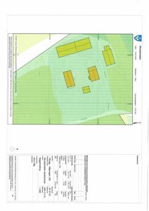 Situasjonsplan som viser tomtens form, grenser, og plassering av bygninger på tomten.