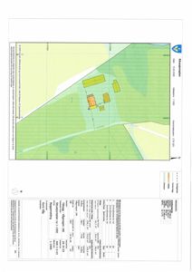 Situasjonsplan som viser tomtens form, grenser, og plassering av bygninger på tomten.