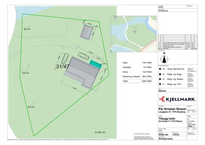Situasjonsplan som viser tomtens form, grenser, høydemål (628 moh), plassering av hytte, utvidelse, uthus og parkering, samt nabolag og vassdrag.