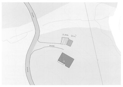 Situasjonsplan som viser to bygninger (en eksisterende og en planlagt) i forhold til hverandre, veier ('Oreranda') og terrengforhold.