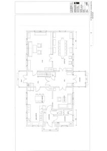 Etasjeplan som viser romfordeling, møbler og dimensjoner for et hus.