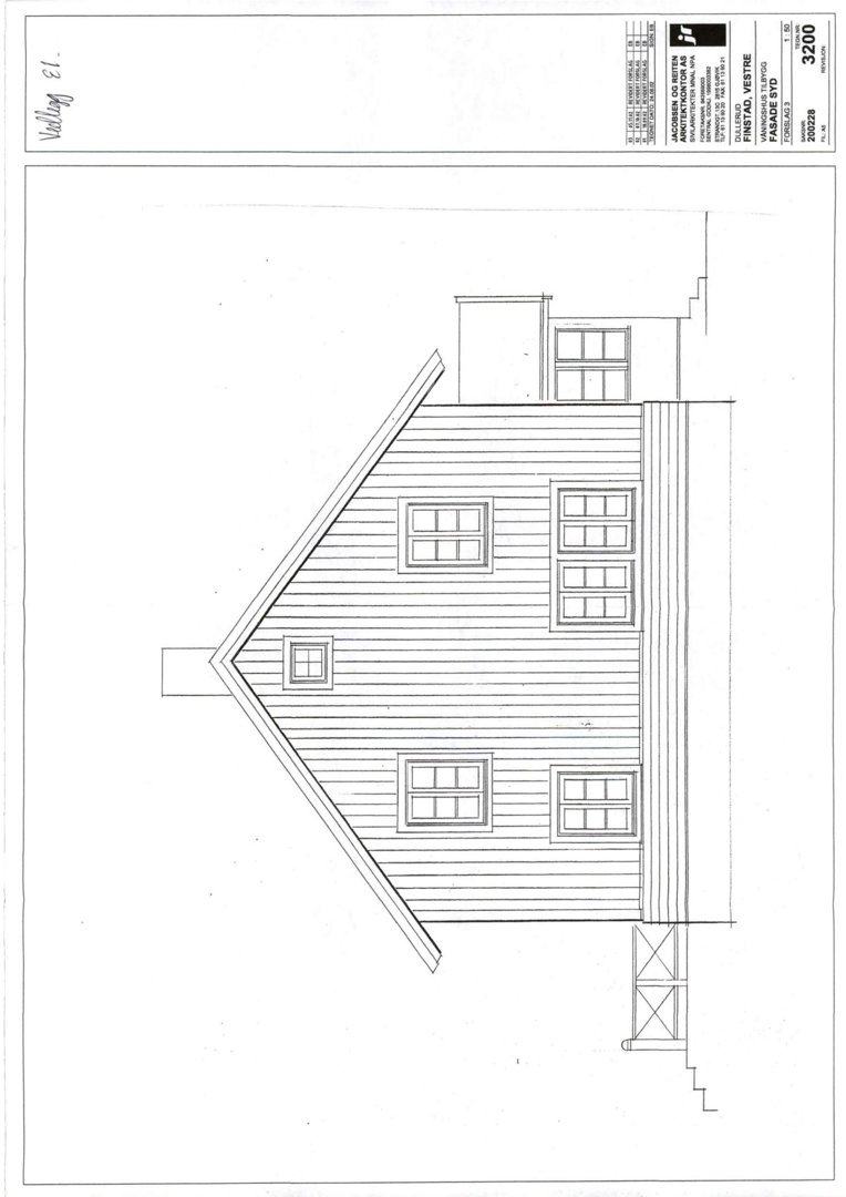 Fasadetegning som viser fronten av en bygning med vinduer, tak og trapp.
