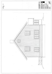 Fasadetegning som viser fronten av en bygning med vinduer, tak og trapp.