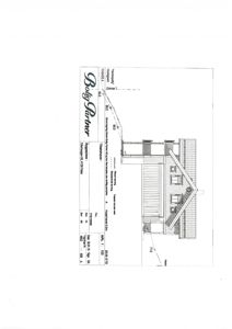 Fasadetegning som viser bygningens utseende fra siden, inkludert takform, vinduer og mål.