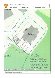 Situasjonsplan (tomtekart) som viser eiendomsnummer, bygningers plassering, vegger, carport og grenser.