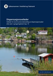 Fotografi av en kystbygd med hus langs en vannflate, som illustrerer innholdet i en veileder.