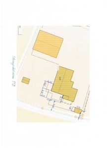 Situasjonsplan som viser tomtens form, grenser, eksisterende bygninger (merket 110) og en planlagt utvidelse eller nybygning. Planen inneholder også mål på tomtegrenser og en gatelengde (Storgataveien 110).