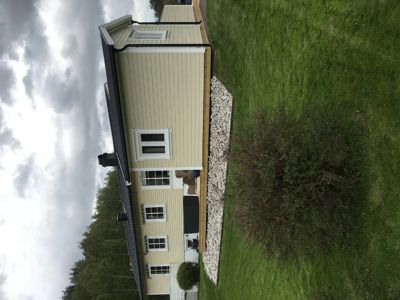 Fotografi av en ferdigbygd eller under oppføring av en enebolig sett fra siden.