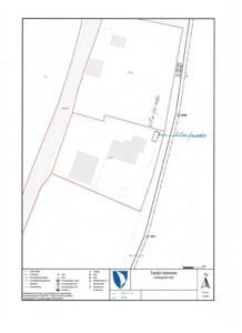 Situasjonsplan som viser tomtens grenser, bygningers plassering, vegger, og tilgrensende infrastruktur (veger, vannledninger).