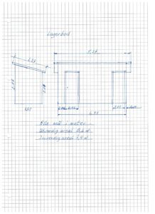 En håndtegnet teknisk detaljtegning (opprikk) av en lagerbod med mål på høyde, bredde og takhelling.