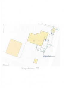 Situasjonsplan som viser tomtens form, bygningers plassering (hus 110 og X), veier (Høgestuve) og mål.