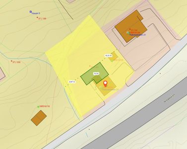 Situasjonsplan som viser tomtens form, høydemålinger (konturlinjer), nabobebyggelse, og eiendomsnummer.