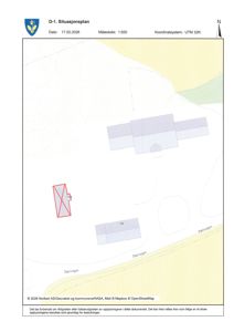 Situasjonsplan som viser bygningenes plassering på tomten i forhold til omgivelser og veier.