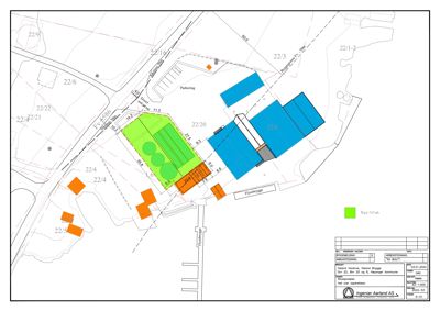 Situasjonsplan som viser tomtens beliggenhet, nabolag, veier, parkeringsplass og bygningers plassering.