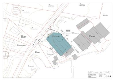 Situasjonsplan som viser tomtens grenser, naboeiendommer, veier og plassering av en ny bygning (Nye Foshaugen).