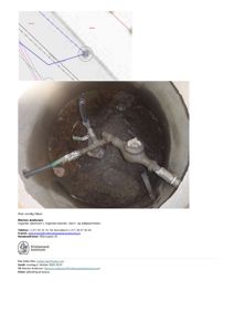 Fotografi av en utvendig kloakk- eller vannledning med tilhørende armatur og rørfittings.