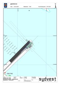 Situasjonsplan (Siteplan) som viser bygningens plassering i forhold til kystlinjen, vann og nabotomter. Tegningen inneholder også koordinatsystem, målestokk og prosjektinformasjon.