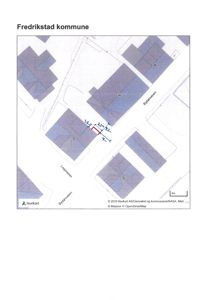 Kart over en tomt i Fredrikstad kommune med omgivende bygninger og gater.