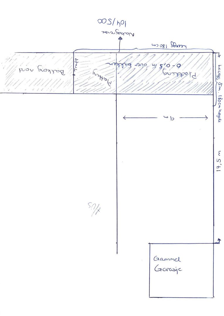 En håndtegnet etasjeplan som viser romfordeling, mål på vegger og plassering av en garasje.