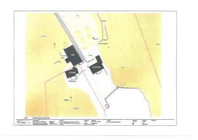 Situasjonsplan som viser bygningenes plassering i forhold til terrenget, vei og naboeiendom.