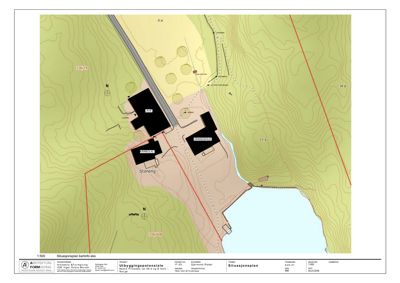 Situasjonsplan som viser tomtens beliggenhet i forhold til omgivelsene, inkludert høydekurver, vei, vann og nabobebyggelse.