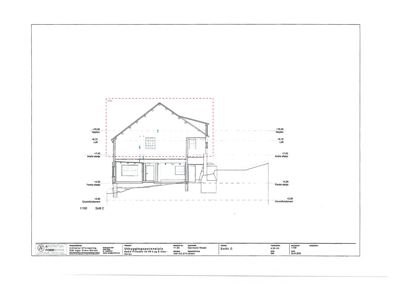 Snittegning (Snitt C) som viser bygningens tverrsnitt, høyder, takform og grunnforhold.