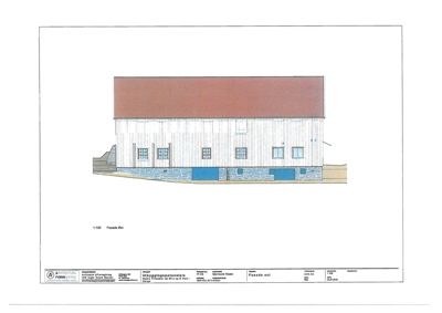 Fasadetegning som viser bygningens utside sett fra øst, inkludert tak, vegger, vinduer og trapper.