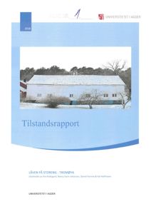 Fotografi av en hvit bygning med skifer-tak sett fra utsiden, sannsynligvis i vinterforhold.