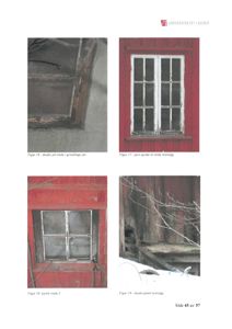 Bildet viser en side fra en rapport eller dokumentasjon som inneholder fire fotografier av en rød bygning. Bildene dokumenterer skader på vinduer, dører og panel, samt viser detaljer av fasaden.