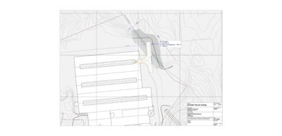 Situasjonsplan som viser bygningens plassering i forhold til terrenget (konturlinjer), vannkropp og tilstøtende infrastruktur.