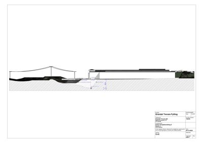 Snittegning som viser bygningens tverrsnitt, grunnforhold og nivåer.