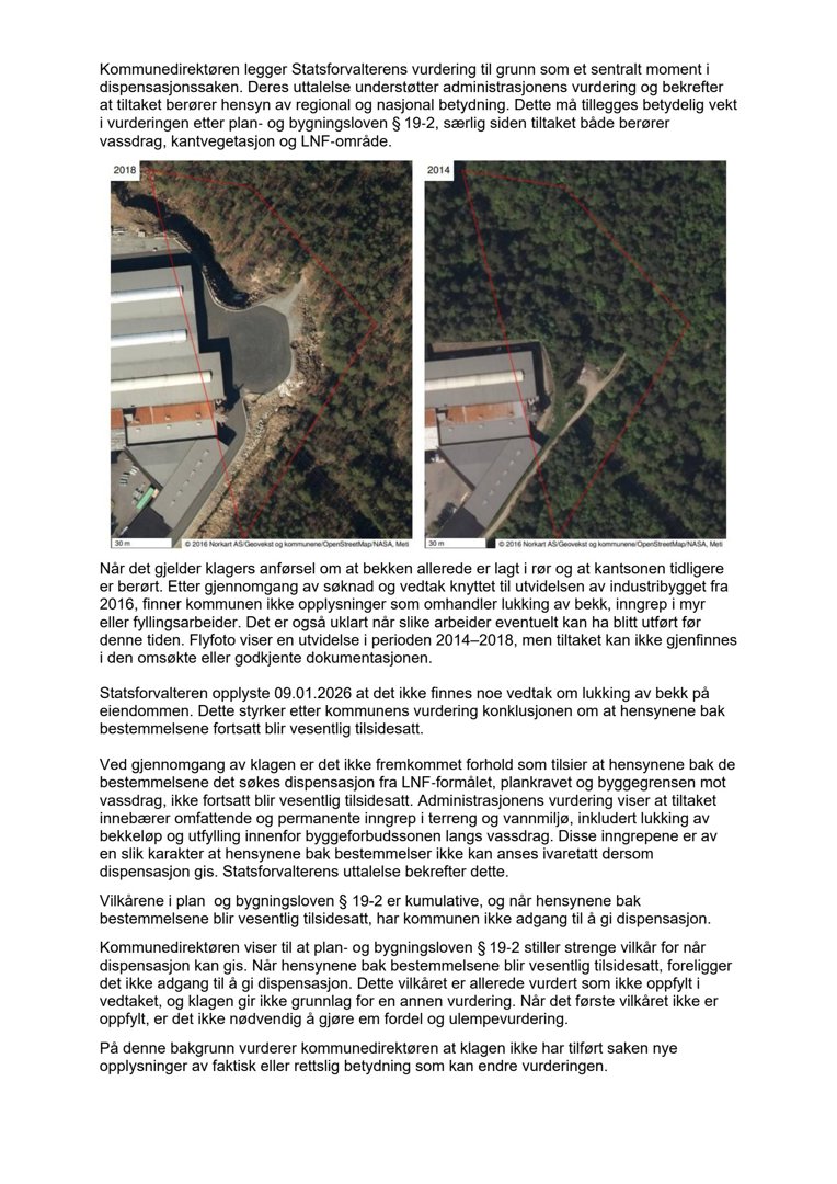 Et dokument som inneholder tekst fra en kommunedirektør og to innleverte flyfotografier (fra 2018 og 2014) som viser et bygg og et bekksystem.