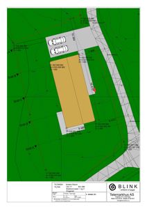 Situasjonsplan som viser tomtens form, bygningens plassering, veier, snittreferanser og koordinater.