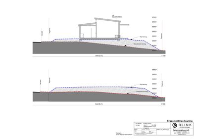Snittegning som viser tverrsnitt gjennom bygningen og terrenget, inkludert høydemål og terrengforhold.