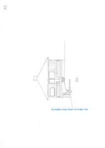 En tegning som viser fasaden (oppsettet) av en bygning sett fra sørvest (SV). Tegningen illustrerer takform, vindusåpninger og et portegap.