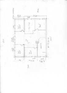Håndskrevet etasjeplan (floor plan) som viser romfordeling, mål på vegger og romareal.