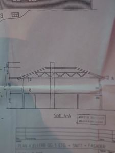 Snittegning (Snitt A-A) som viser bygningens tverrsnitt, takkonstruksjon og høyder.