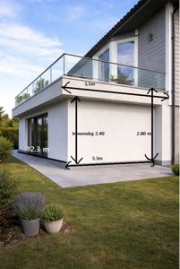 Fotografi av en moderne villa med en nybygd balkong. Bildet inneholder håndtegnede målestokker og dimensjoner (f.eks. 3,5m, 12,3m, innvendig 2,40m) som er lagt over bildet.