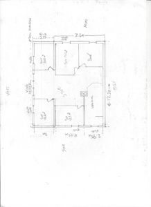 Håndskrevet etasjeplan (floor plan) som viser romfordeling, mål på vegger og romareal.
