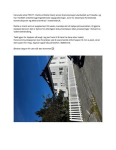 Fotografi av en hvit, fleretasjers bygning sett fra siden, med en hvit hekk i forgrunnen og en bil parkert ved siden av.