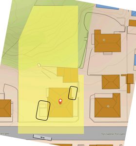 Situasjonsplan som viser tomtens beliggenhet i forhold til nabolaget, topografi (konturlinjer), veier (Tollinspektør. Flors gate) og andre bygninger.