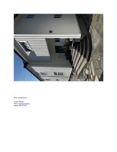 Fotografi av en hvit, paneltett bygning sett fra siden, med trapp opp til en inngang og en steinlagt fortau.