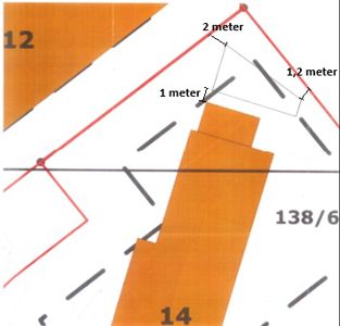 Situasjonsplan som viser tomtens grenser (røde linjer), nabotomter (12 og 14), og detaljerte avstandsmålinger (1 meter, 2 meter, 1/2 meter) mellom bygning og grenser.