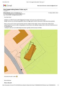 Situasjonsplan som viser beliggenhet av en bygning i forhold til eiendomsgranser, vei og terrengkonturer.