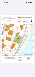 Situasjonskart for et tiltak i Fredrikstad kommune som viser tomt, bygninger, veier og grenser.