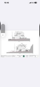 Fasadetegning som viser bygningens utsyn fra to ulike vinkler (for- og sidefasade) med oppgitt høyder.